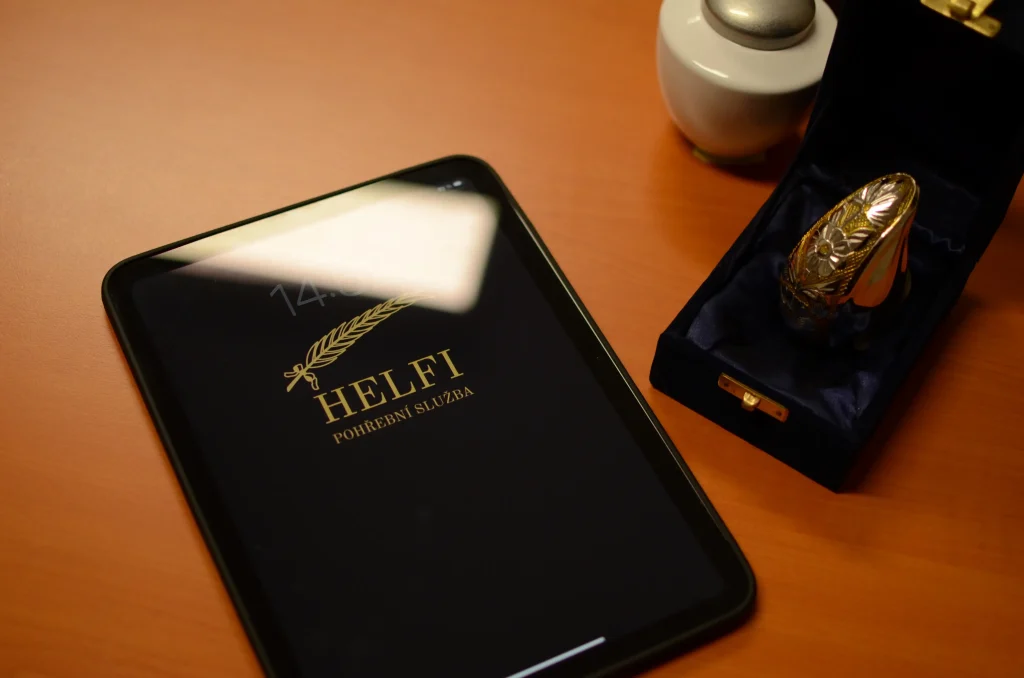 Tablet ležící na stole v kanceláři HELFI