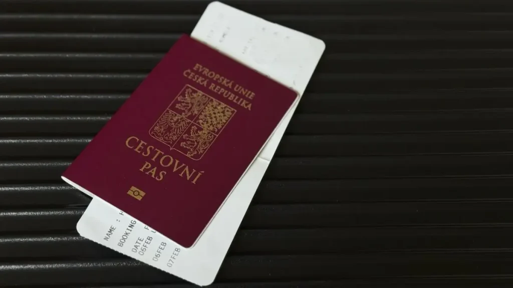 Detail cestovního pasu s letenkami