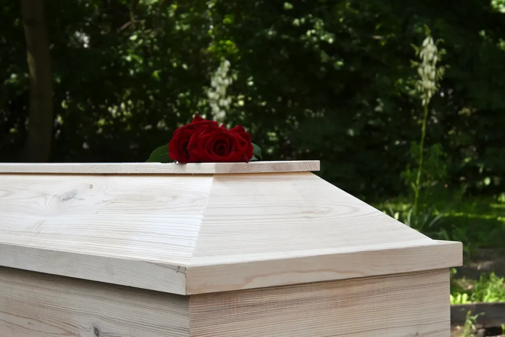 Detail rakve pohřbu na míru bez obřadu