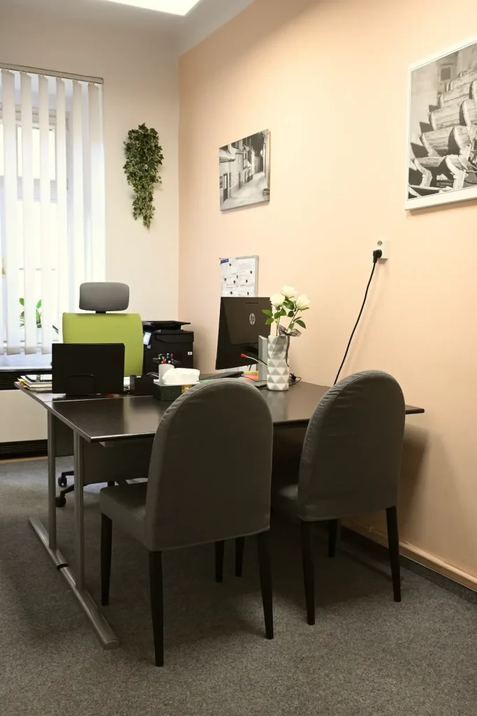 Interiér pobočky HELFI v Dejvicích - foceno na výšku